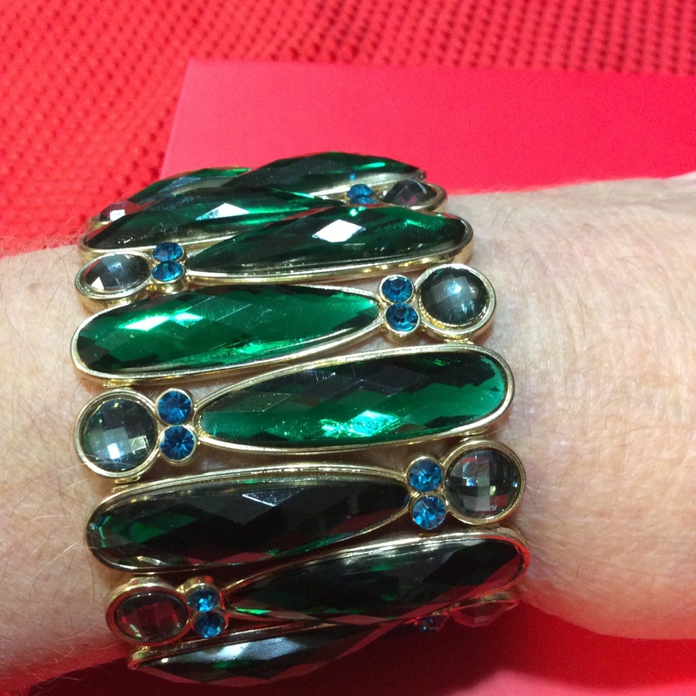GOLD TONE, GREEN 7 BLUE STONE STRETCH BRACELET